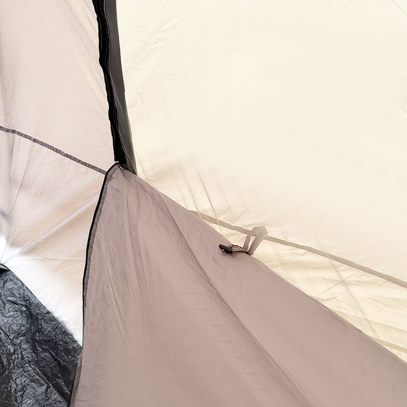 Cort de camping în aer liber, cu două straturi, care se conectează la partea din spate a unui vehicul