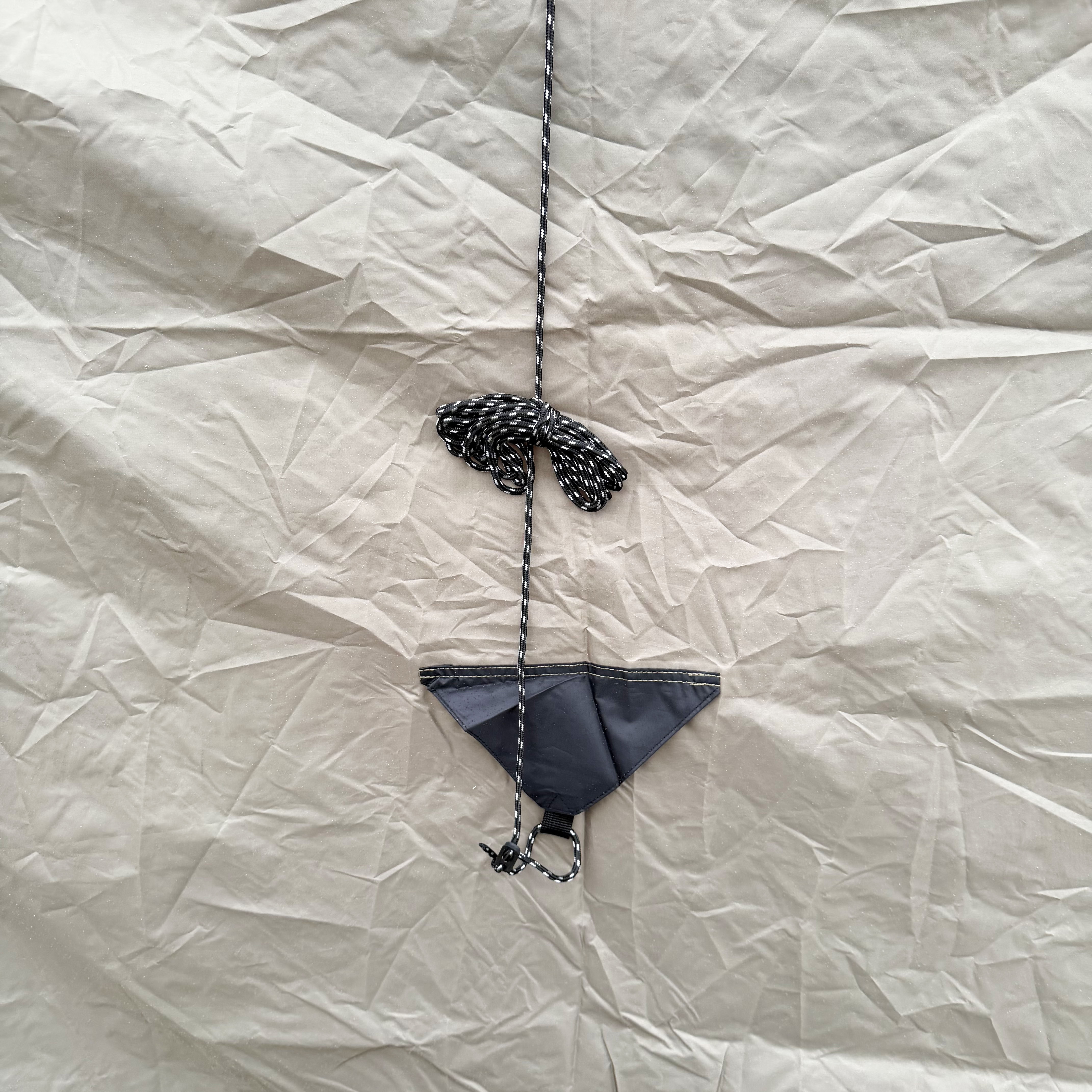 Cort de camping în aer liber, cu două straturi, care se conectează la partea din spate a unui vehicul