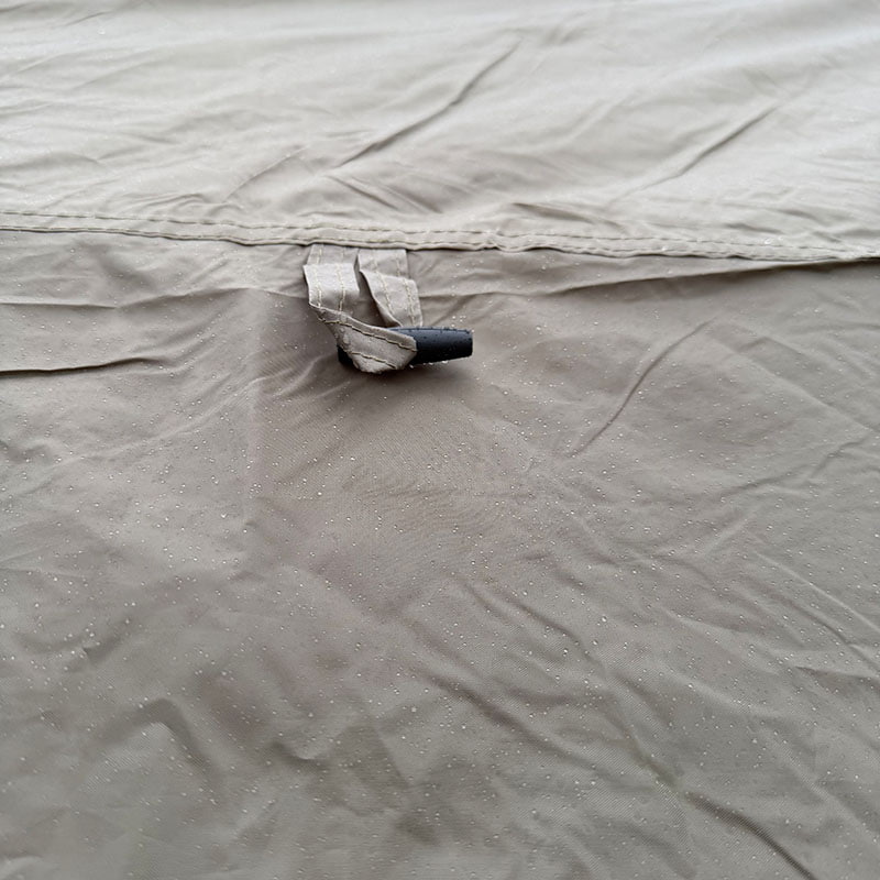 Cort de camping în aer liber, cu două straturi, care se conectează la partea din spate a unui vehicul