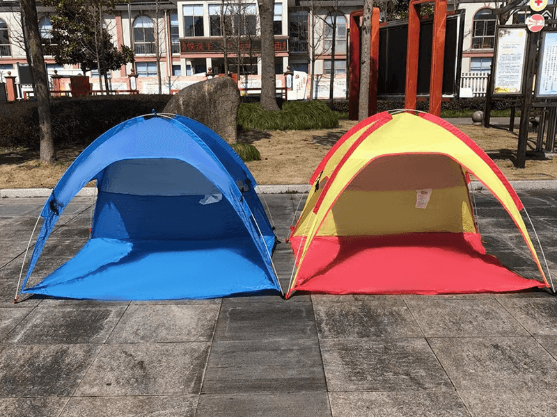 Cort de plajă în aer liber spațios, cu ventilație pe trei părți